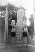 Pomník (1) v Městských sadech při odhalení v roce 1912