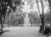 Pomník (1) v Městských sadech. J. Haberzettl 1913