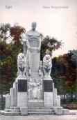 Pomník (1) v Městských sadech. Kolem roku 1915