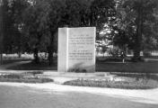 Pomník (2) v Městských sadech v roce 1951 před demolicí