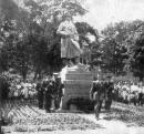 Pomník (3) v Městských sadech. Odhalení sochy pohraničíka v roce 1955