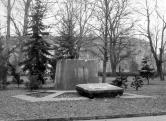 Pomník (3) v Městských sadech. Zbytek podstavce na jaře 1990