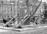Pomník (4) v Městských sadech. Stavba nového pomníku. 1990