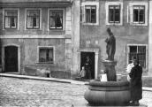 Kašna se sochou sv. Mikuláše. Kolem 1930