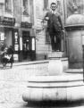Kašna před instalací sochy v roce 1928