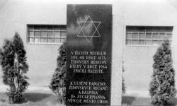 Pomník básníka Zuckermanna a památník židovského hřbitova. 1969