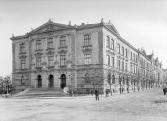 Škola u Horní brány po dostavbě. J. Haberzettl kolm 1905