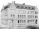Škola v Karlově ulici. Celkový pohled od JV. R. Spatzier kolem 1905