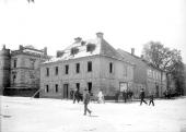 Banka. Zbourání starého domu před stavbou. J. Haberzettl 1906