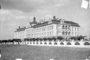 Všeobecná nemocnice. Celkový pohled na průčelí kolem 1930
