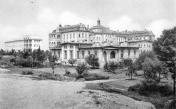 Všeobecná nemocnice. Celkový pohled na zadní trakt kolem 1935