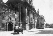 Klášter klarisek. Kostel a klášter od SZ. Kolem 1920