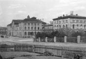 Nádraží. Hlavní budova od JZ kolem 1930