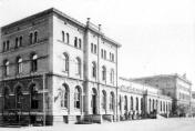 Nádraží. Hlavní budova od SZ. 1874