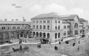 Nádraží. Hlavní budova od SZ. Litografie kolem 1880