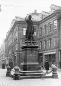 Beschädigtes Josef II. Denkmal. Im Hintergrund Haus C.N. 9, um 1921, SBE