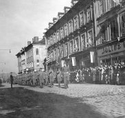 Americká armáda pochoduje při oslavě osvobození města po dnešní ulici Svobody, v pozadí dům čp. 520, 27. duben 1947, MCH