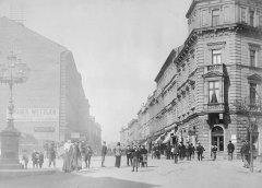 Křižovatka dnešní ulice Svobody a ulice Májové. Po levé straně dům čp. 569 s reklamním poutačem spediční firmy Gebrüder Wetzler. Foto J. Haberzettl, 1899, SOkA Cheb.
