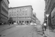 Budova někdejší České eskomptní banky v roce 1970. V přízemí se tehdy nacházela cestovní kancelář Čedok. Foto J. Slavík, SOkA Cheb.