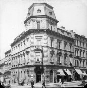 Napravo dům čp. 588 v roce 1954. V přízemí se nacházelo vyhlášené knihkupectví. Foto J. Slavík, SOkA Cheb.