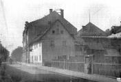 Klášter milosrdných sester. Před přístavbou školy v jižní části Hradební ulice. J. Haberzettl 9.7.1900