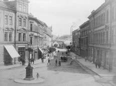 Central part of today’s Svobody Street. Houses No. 72 and 1572 on the right, J. Haberzettl, 1898, SOkA Cheb.