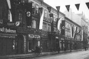 Nacistická výzdoba dnešní ulice Svobody. Uprostřed dům čp. 144. Foto J. Slavík, 1938, SOkA Cheb. 