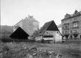Původní zástavba na místě domů čp. 79 a 768. V pozadí se nachází kavárna Valdštejn, napravo Německý dům. Foto J. Haberzettl, 1903, SOkA Cheb.
