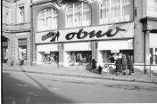 Prodejna obuvi, 60. léta 20. století, foto J. Slavík, SOkA Cheb.