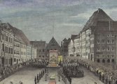 Slavnost ostrostřelců na chebském náměstí,1845, kolorovaná litografie, MCH. Nalevo v horní části náměstí je vyobrazen přestavěný dům čp. 7.