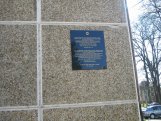Pamětní deska na panelovém domě na místě bývalé synagogy. 2004