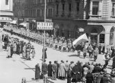 Sociální demokraté manifestují za obranu republiky. Nádražní ulice. 1. květen 1935