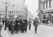 Cheb, říjen 1938 - transport zatčených antifašistů z vězení k nádraží, kde na ně čekal vlak do koncentračního tábora