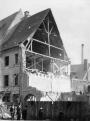 Zlatá hvězda. Demolice staré budovy v roce 1899.Foto J. Haberzettl