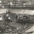 1961-05-13 čistění nádrže v Komenského ul. 03