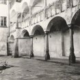 1962-10 arkády gotic. domu náměstí 01