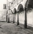 1962-10 arkády gotic. domu náměstí 02